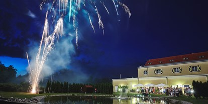 Hochzeit - Niederösterreich - Ein nächtliches Feuerwerk für das glückliche Brautpaar im Grandhotel Niederösterreichischer Hof. - Grandhotel Niederösterreichischer Hof