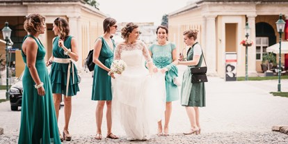 Hochzeit - Garten - Neusiedler See - Die Braut auf dem Weg zur Trauung auf Schloss Esterházy. - Schloss Esterházy