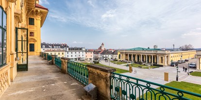 Hochzeit - Weinkeller - Gumpoldskirchen - Die an den Spiegelsaal anschließende Terrasse mit herrlichem Fernblick - Schloss Esterházy