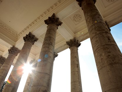 Hochzeit - Umgebung: in einer Stadt - Burgenland - Imposante Säulen am Portikus - Schloss Esterházy
