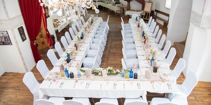 Hochzeit - Hochzeits-Stil: Modern - Purgstall (Purgstall an der Erlauf) - Blick von oben auf die Hochzeitstafel in der Kapelle - Burg Plankenstein