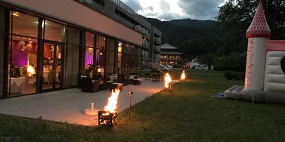 Hochzeit - Parkplatz: Busparkplatz - Steiermark - Abendstimmung auf der Terrasse des Asis SPA Leoben. - Falkensteiner Hotel & Asia SPA Leoben
