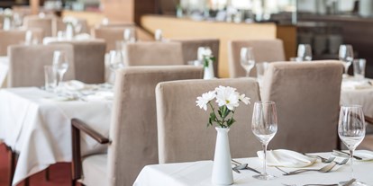 Hochzeit - Art der Location: Restaurant - Rothenthurn - Eine schlicht-modern gedeckte Hochzeitstafel. - Falkensteiner Hotel & SPA Carinzia****