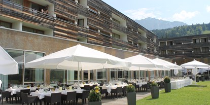 Hochzeit - Umgebung: in den Bergen - Kärnten - Tafel im Außenbereich - Falkensteiner Hotel & SPA Carinzia****