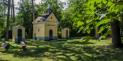 Hochzeit - Parkplatz: kostenlos - Wien Penzing - Kapelle im nahe gelegenen Wäldchen.  - Rochussaal