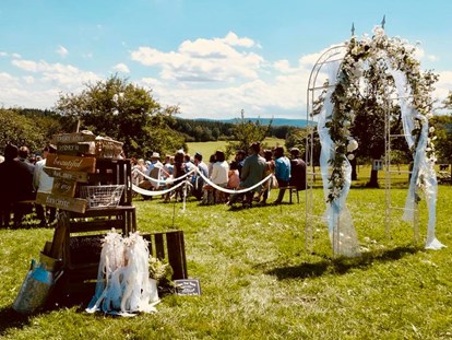 Hochzeit - Umgebung: am Land - Niederösterreich - Eine Gartenhochzeit im Mirli in Tullnerbach. - Mirli