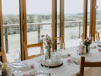 Hochzeit - Art der Location: Gasthaus - Österreich - Blick aus dem Mirli auf die Weiten der Gartenanlage. - Mirli