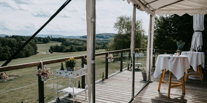 Hochzeit - Umgebung: am Land - Niederösterreich - Die Terrasse lädt zum Feiern im Freien. - Mirli