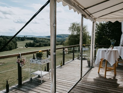 Hochzeit - Umgebung: am Land - Niederösterreich - Die Terrasse lädt zum Feiern im Freien. - Mirli