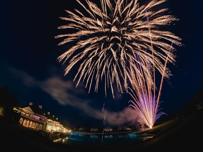 Hochzeit - Umgebung: am See - Wien Leopoldstadt - Als krönender Abschluss ein prächtiges Feuerwerk über dem Golfclub Fontana.
 - FONTANA
