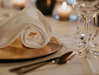 Hochzeit - Umgebung: in den Bergen - Beispiel für eine Serviettenfalttechnik Hochzeit - Stadl/Hotel/Restaurant Alte Goste