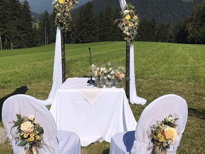 Hochzeit - Sommerhochzeit - Trentino-Südtirol - Freie Hochzeit im Feld - Stadl/Hotel/Restaurant Alte Goste