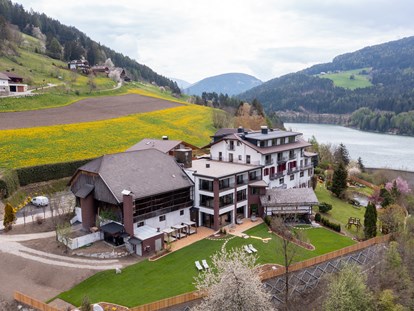 Hochzeit - Sommerhochzeit - Dolomiten - Vogelperspektive mit Garten - Stadl/Hotel/Restaurant Alte Goste