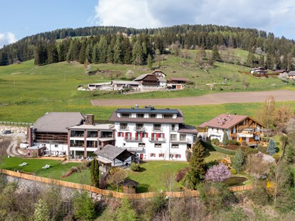 Hochzeit - Hochzeits-Stil: Modern - Trentino-Südtirol - Vogelperspektive mit Garten - Stadl/Hotel/Restaurant Alte Goste