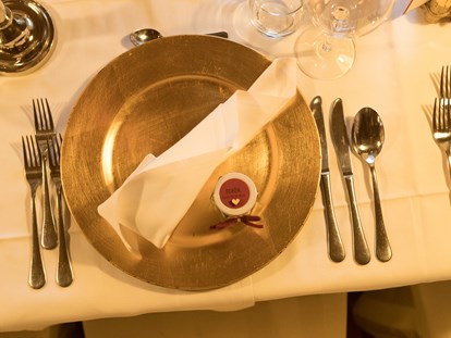 Hochzeit - Hochzeits-Stil: Rustic - Trentino-Südtirol - gedeckter Tisch - Stadl/Hotel/Restaurant Alte Goste