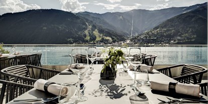Hochzeit - Umgebung: am See - Salzburg - Die Seeterrasse SEE LA VIE des Seehotel Bellevue mit Blick auf Zell am See. - Seehotel Bellevue****s