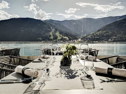 Hochzeit - barrierefreie Location - Salzburg - Die Seeterrasse SEE LA VIE des Seehotel Bellevue mit Blick auf Zell am See. - Seehotel Bellevue****s