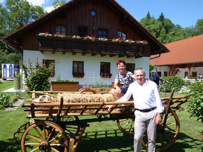 Hochzeit - Sommerhochzeit - Kremsmünster - Renate und Manfred Kienbauer am selbst renovierten Leiterwagen - auch als Fotomotiv verwendbar - Kienbauerhof