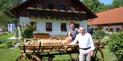 Hochzeit - Art der Location: im Freien - Schwaben - Renate und Manfred Kienbauer am selbst renovierten Leiterwagen - auch als Fotomotiv verwendbar - Kienbauerhof