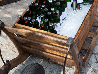 Hochzeit - Hochzeits-Stil: Fine-Art - Region Hausruck - Radlbock als Bier und Sektkühler für die Agape - Kienbauerhof