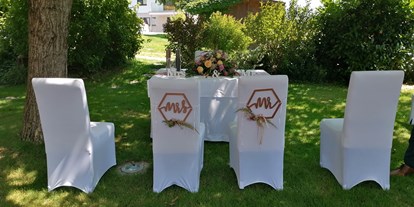 Hochzeit - Hausruck - Ein standesamtlicher Trauungstisch oder Zeremonientisch, sehr elegant, unter dem schattenspendenden Nussbaum hergerichtet.  - Kienbauerhof