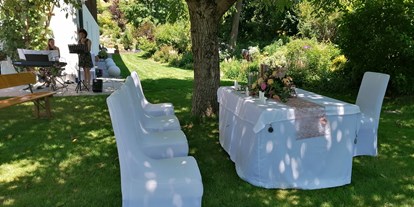Hochzeit - Hausruck - Ein standesamtlicher Trauungstisch oder Zeremonientisch, sehr elegant, unter dem schattenspendenden Nussbaum hergerichtet.  - Kienbauerhof