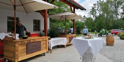 Hochzeit - Art der Location: im Freien - Schwaben - Grillcatering im Innenhof - Kienbauerhof