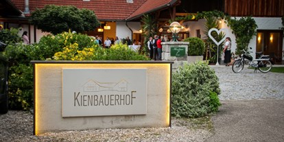 Hochzeit - Art der Location: im Freien - Schwaben - Eingangsportal am Kienbauerhof - Kienbauerhof