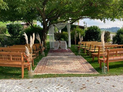 Hochzeit - Personenanzahl - Schildorn - mit Teppichen ausgelegter Trauungsort - Kienbauerhof