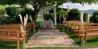 Hochzeit - Art der Location: im Freien - Schwaben - mit Teppichen ausgelegter Trauungsort - Kienbauerhof