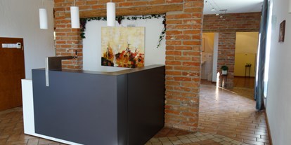Hochzeit - Art der Location: im Freien - Schwaben - kleine Bar im Partyraum, die sich ideal zum Brautstehlen eignet - Kienbauerhof