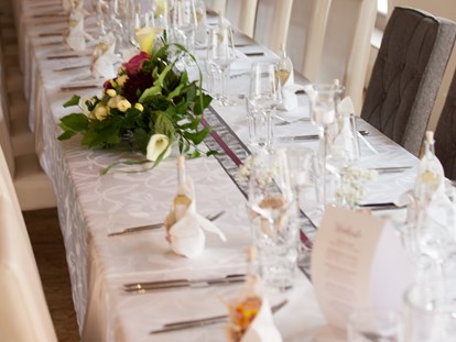 Hochzeit - Geeignet für: Gala, Tanzabend und Bälle - Kirchham (Kirchham) - festlich gedeckter Brauttisch - Kienbauerhof