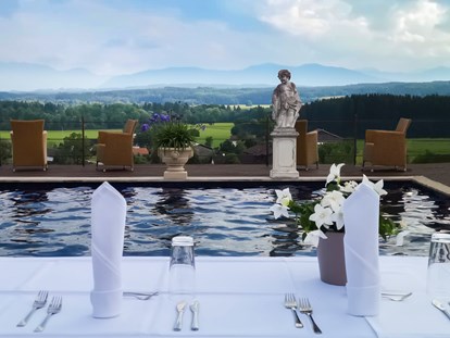 Hochzeit - Parkplatz: kostenlos - Deutschland - Dinner direkt am Pool mit Gebirgspanorama - CP Location - Gut Ammerhof