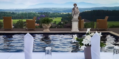 Hochzeit - Garten - Bayern - Dinner direkt am Pool mit Gebirgspanorama - CP Location - Gut Ammerhof