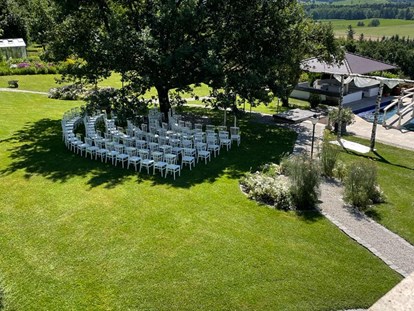 Hochzeit - Art der Location: Villa - freie Trauung im Schatten unter der Eiche. - CP Location - Gut Ammerhof