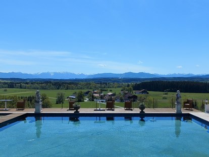 Hochzeit - Umgebung: am Fluss - Pool mit atemberaubenden Panoramablick - CP Location - Gut Ammerhof