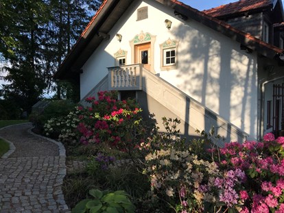 Hochzeit - Umgebung: im Park - Deutschland - Ausgang zum Haus Staffelsee - CP Location - Gut Ammerhof