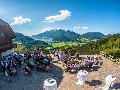 Hochzeit - Frühlingshochzeit - Ebenau - Die Panorama-Terrasse mit Blick über den Wolfgangsee. - Laimeralm
