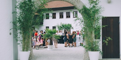 Hochzeit - Parkplatz: kostenlos - Schildorn - Der Innenhof des Schloss Stauff in Oberösterreich. - Schloss Stauff