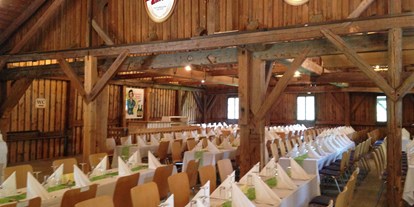 Hochzeit - Art der Location: Schloss - Faistenau - Der Stadl des Schloss Stauff bietet ausreichend Platz für große Hochzeitsgesellschaften. - Schloss Stauff