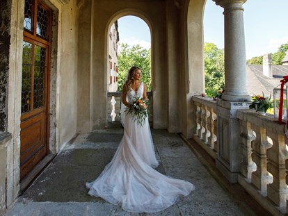 Hochzeit - Umgebung: am See - Krems an der Donau - Braut auf dem Balkon Schloss Ottenstein - Schloss Ottenstein