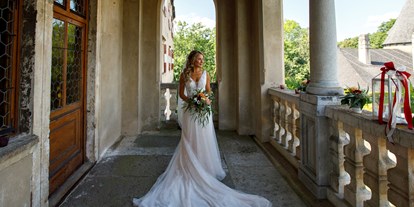 Hochzeit - Art der Location: im Freien - Niederösterreich - Braut auf dem Balkon Schloss Ottenstein - Schloss Ottenstein