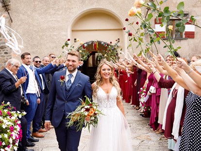 Hochzeit - Hochzeits-Stil: Rustic - Krems an der Donau - Brautpaar Schloss Ottenstein - Schloss Ottenstein