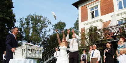 Hochzeit - externes Catering - Bützow - Taubenshow vor dem Gutshaus Groß Siemen - Gut Gross Siemen