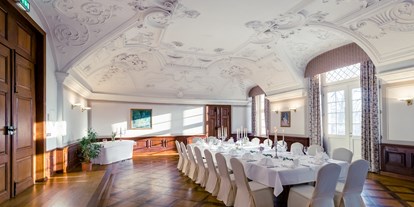 Hochzeit - Mecklenburg-Vorpommern - Caesarensaal mit großer Festtafel - Hotel Schloss Neustadt-Glewe
