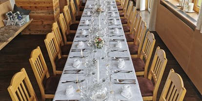 Hochzeit - Umgebung: in den Bergen - Zillertal - Panoramasaal mit Tafel für bis zu 44 Personen - Berghotel Gerlosstein