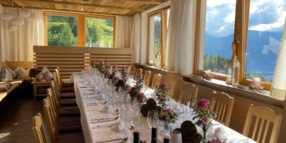 Hochzeit - Umgebung: in den Bergen - Zillertal - Hochzeitstafel mit Panoramablick - Berghotel Gerlosstein