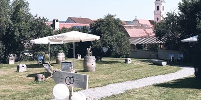Hochzeit - Art der Location: im Freien - Maria Jeutendorf - Sektempfang oder Agape im Garten - Vierzigerhof - ein malerischer Arkadenhof mit Vintage-Charme