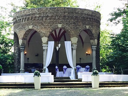 Hochzeit - Art der Location: Burg - Freie Trauung an unserem geweihten Steinpavillon mitten im wunderschönen Schlosspark  - Brasserie Schloss Paffendorf