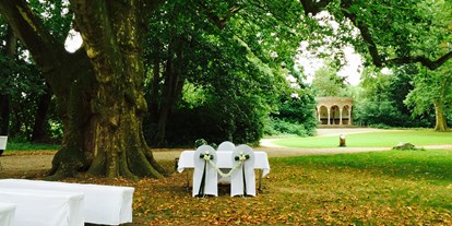 Hochzeit - Art der Location: Burg - Niederrhein - Alternative zum Pavillon... ene Trauung an unserem schönen Mammutbaum mitten im großzügigen Schlosspark  - Brasserie Schloss Paffendorf
